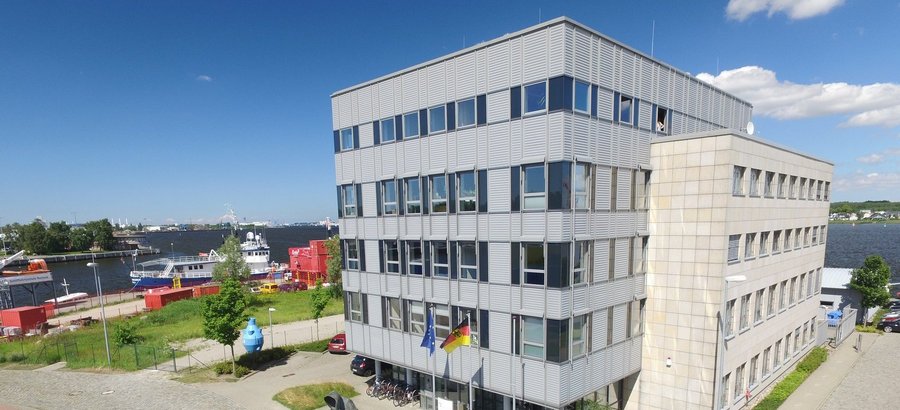 20160720-145745-TI-OF-aussen_mit_Beflaggung-6074