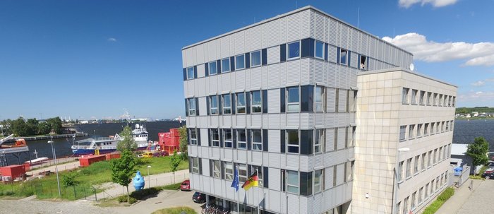 20160720-145745-TI-OF-aussen_mit_Beflaggung-6074